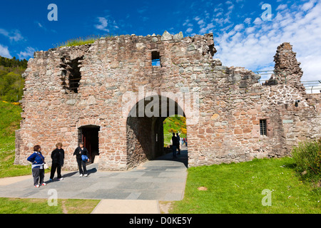 I resti del castello di Urquhart sul Lago di Loch Ness. Foto Stock