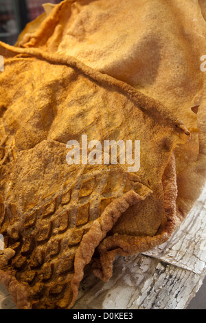 Chicharrón - maiale fritto scorze/ crepitio - al Mercado Coyoacan in Città del Messico DF Foto Stock