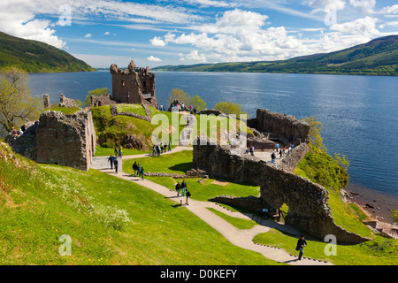 I resti del castello di Urquhart sul Lago di Loch Ness. Foto Stock