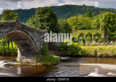 Pont Fawr che è una del XVII secolo il ponte di pietra sul fiume Conwy. Foto Stock