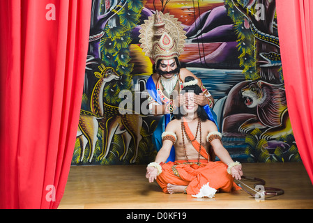 Fase due artisti vestite come Rama e Ravana indù personaggi mitologici Foto Stock