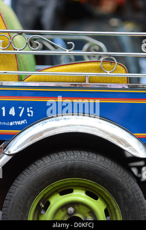 Il lato di un tuk-tuk a Bangkok, in Thailandia. Foto Stock