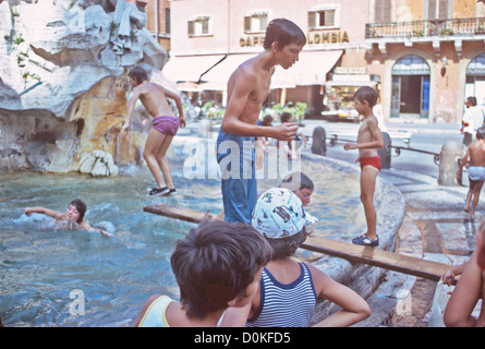 I ragazzi di nuotare IN PIAZZA NAVONA Fontana ROMA ITALIA Foto Stock