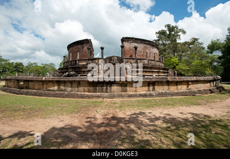 La circolare Vatadage reliquia house una pietra scolpita edificio all'antica città di Polonnaruwa Sri Lanka Foto Stock