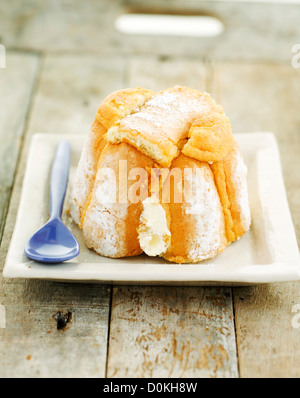 Charlotte con insalata di frutta Foto Stock