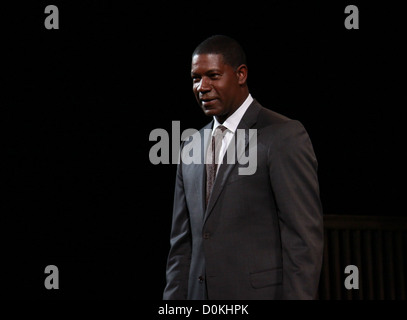 Dennis Haysbert notte di chiusura della produzione di Broadway di "razza" presso il Teatro Barrymore - Curtain Call New York City, Stati Uniti d'America - Foto Stock