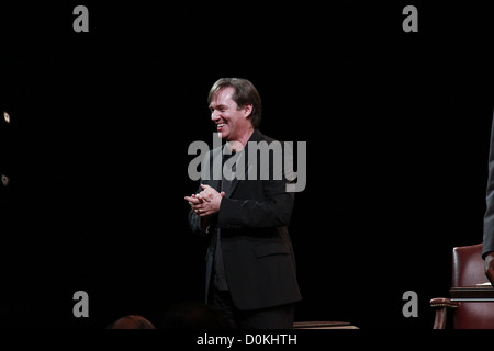 Richard Thomas la chiusura notturna del Broadway produzione di 'corsa' alla Barrymore Theatercurtain chiamata New York City USA Foto Stock