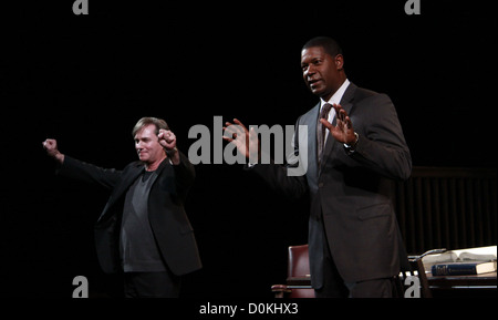 Richard Thomas e Dennis Haysbart notte di chiusura della produzione di Broadway di "razza" presso il Teatro Barrymore - curtain call Foto Stock