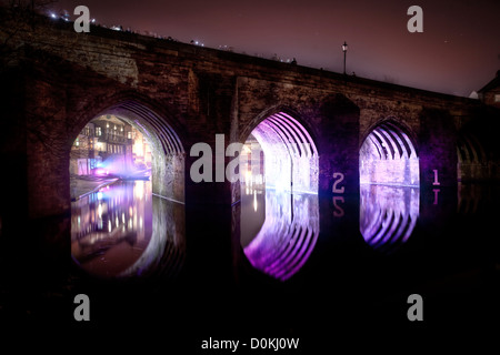 Persone illuminate da dietro sul grado che ho elencato Elvet Bridge. Foto Stock