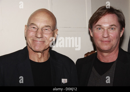 Patrick Stewart e Richard Thomas notte di chiusura della produzione di Broadway di "razza" la Barrymore Theatre - backstage nuovo Foto Stock