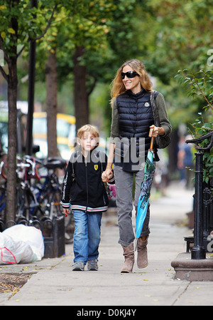 Sarah Jessica Parker cammina con suo figlio James Broderick a scuola a Manhattan che rimanga impigliato in una doccia a pioggia in modo nuovo Foto Stock