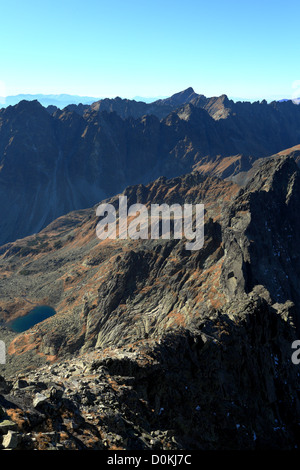 Vista dal picco Rysy oltre Mengusovska dolina verso Krivan, Alti Tatra, Slovacchia. Foto Stock