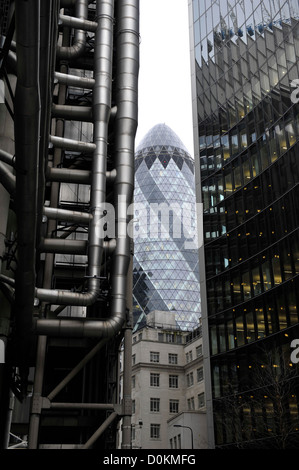 Swiss tower, talvolta noto come il Gherkin edificio con dei Lloyds di Londra edificio a sinistra e a torre di destra Foto Stock