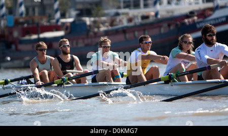 Il Cambridge equipaggio a Xchanging Oxford e Cambridge University Boat Race pratica e preparazione Foto Stock