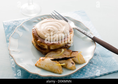 Frittelle con le pere in sciroppo di canna e speziato fromage frais Foto Stock