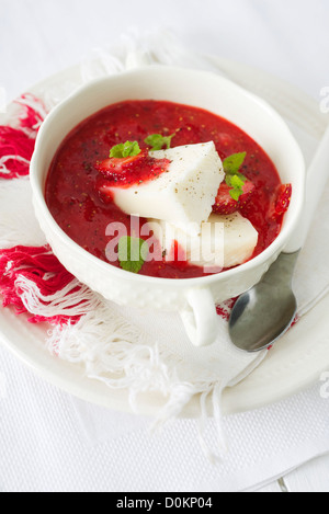 Zuppa di fragole e formaggi freschi Foto Stock