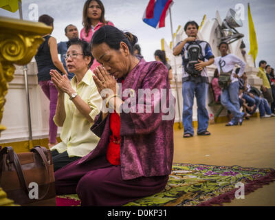 Nov. 27, 2012 - Bangkok, Thailandia - Donne pregare al Wat Saket durante il tempio della fiera annuale. Wat Saket, conosciuto popolarmente come il Golden Mount o ''unità PHU Khao Thong,'' è uno dei più popolari e antichi templi buddisti in Bangkok. Esso risale al periodo Ayutthaya (circa 1350-1767 AD) e fu rinnovato estensivamente quando i Siamesi sono fuggiti Ayutthaya e stabilito il loro nuovo capitol a Bangkok. Il tempio contiene una fiera annuale nel mese di novembre, la settimana della luna piena. Si tratta di uno dei più popolari fiere tempio a Bangkok. ZUMA Press, Inc. / Alamy Live News Foto Stock