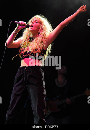 Diana Vickers V Festival che si tiene a Hylands Park - Prestazioni - Giorno Due Chelmsford, Inghilterra Foto Stock