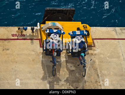 I taxi in attesa per i passeggeri di crociera a sbarcare. Foto Stock
