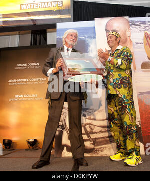 Agosto 11, 2012 - Dana Point, California, Stati Uniti d'America - SIMA 2012 ambientalista dell'anno, JEAN-MICHEL Cousteau, figlio del famoso regista e ocean conservazionista Jaques Cousteau, sorge con la navigazione internazionale il Presidente dell Associazione FERNANDO AGUERRE dopo aver ricevuto il suo premio del sabato sera presso il Ritz Carlton in Dana Point. Il Surf Industry Manufacturers Association (Sima) ha tenuto il suo XXIII edizione 2012 Waterman della palla sul Sabato sera presso il Ritz Carlton in Dana Point, onorando Shane Dorian come Waterman dell'anno, Jean-Michel Cousteau come ambientalista dell anno insieme con un ciclo di vita Foto Stock