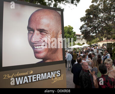 Agosto 11, 2012 - Dana Point, California, Stati Uniti d'America - Diverse centinaia di persone, tra cui il surf professionisti provenienti da tutto il mondo hanno partecipato del sabato della XXIII edizione 2012 Waterman of the Year Awards, sponsorizzato da Surf Industry Manufacturers Association al Ritz Carlton in Dana Point. La manifestazione comprendeva una asta silente delle donazioni di opere d'arte, beneficiando SIMA pulito ocean sforzi seguita da cena e programma di premi. Il Surf Industry Manufacturers Association (Sima) ha tenuto il suo XXIII edizione 2012 Waterman della palla sul Sabato sera presso il Ritz Carlton in Dana Point, onorando Shane Dorian come Waterma Foto Stock