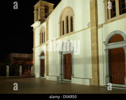 Chiesa di notte in Lipsi town, Lipsi, isole Dodecanesi, Grecia Foto Stock
