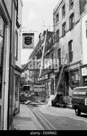 George street in Hastings Old Town prese nel 1976 dopo T W barnes magazzino bruciate. Foto Stock