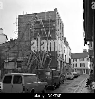 George street in Hastings Old Town nel 1976 dopo la T W Barnes magazzino bruciate. Foto Stock