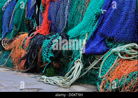 Colorato la pesca a strascico Reti sulla banchina di Lyme Regis Harbour lungo la Jurassic Coast, Dorset, Inghilterra meridionale, Regno Unito Foto Stock