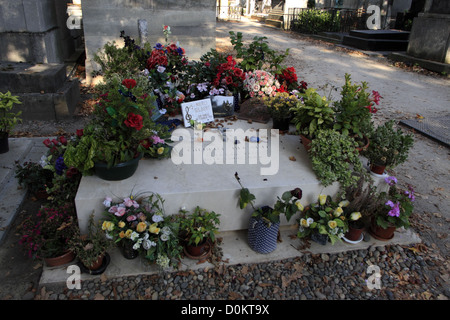 La tomba di Gilbert Becaud situato nel cimitero di Pere Lachaise, Parigi, Francia Foto Stock