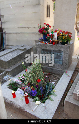 La tomba di Jim Morrison si trova nel cimitero di Pere Lachaise, Parigi, Francia Foto Stock