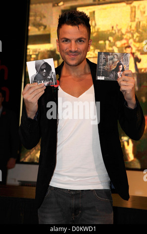 Peter Andre segni copie del suo nuovo album in Angeli e demoni per i fan in HMV store su Oxford Street, Londra Foto Stock