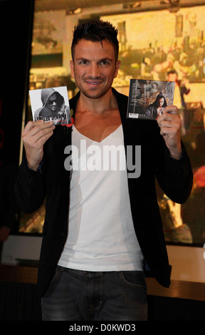 Peter Andre segni copie del suo nuovo album in Angeli e demoni per i fan in HMV store su Oxford Street, Londra Foto Stock