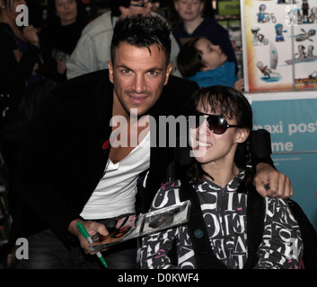 Peter Andre segni copie del suo nuovo album in Angeli e demoni per i fan in HMV store su Oxford Street, Londra Foto Stock