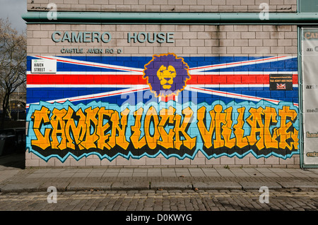 Il murale sulla Haven Street per il Camden Lock Village market. Foto Stock