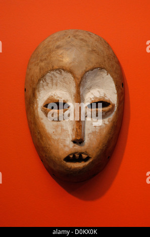 Una maschera Lega, un tipo di maschera rituale creata con l'argilla caolino, che simboleggia la purezza e gli spiriti degli antenati utilizzati dal popolo Lega della Repubblica Democratica del Congo, usato nei rituali Bwami per insegnare valori morali e saggezza Foto Stock