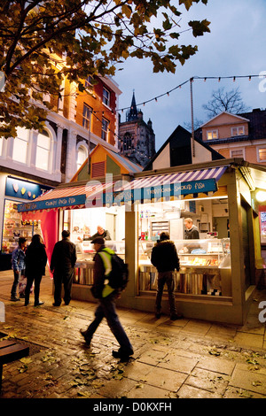 Norwich, Norwich Regno Unito. Centro città scena di strada in serata, Norfolk Inghilterra, East Anglia, Regno Unito Foto Stock