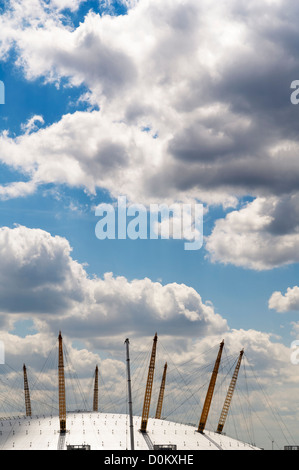 Il tetto dell'O2 Arena vista attraverso il fiume Tamigi. Foto Stock