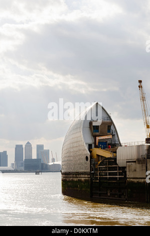 Dettaglio della Thames Barrier con Canary Wharf in background. Foto Stock