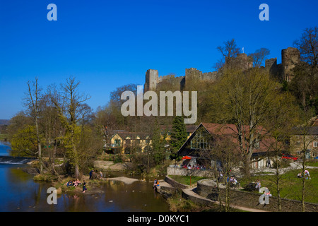 Una vista del Castello di Ludlow dal fiume teme. Foto Stock