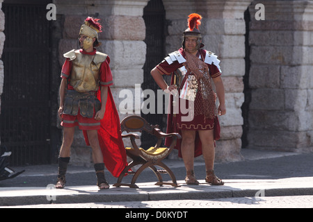 I soldati romani presso l'anfiteatro in Piazza Bra a Verona, Veneto, Italia Foto Stock