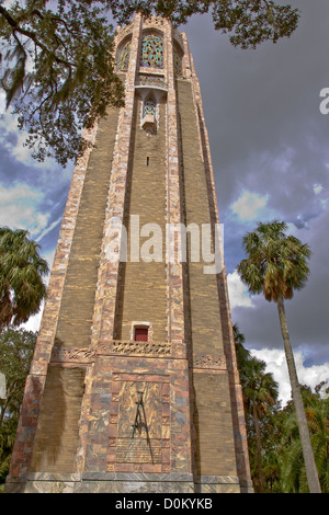 La gigantesca torre sorge maestosamente tra i bellissimi giardini. Foto Stock