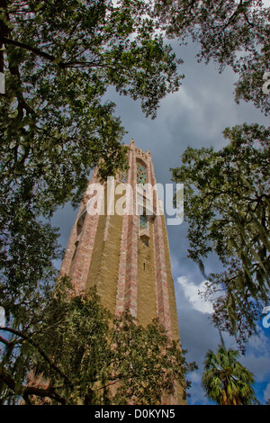 La gigantesca torre sorge maestosamente tra i bellissimi giardini. Foto Stock