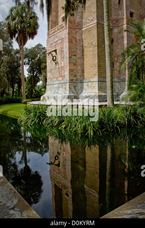 La gigantesca torre sorge maestosamente tra i bellissimi giardini. Foto Stock