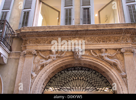 Ingresso rinascimentale di una villa nel centro storico di Verona, Veneto, Italia Foto Stock