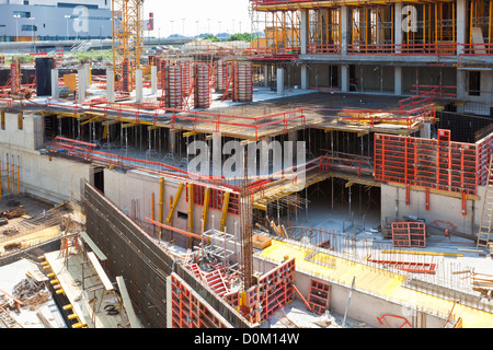 Moderno edificio sito in costruzione. Inquadratura orizzontale Foto Stock