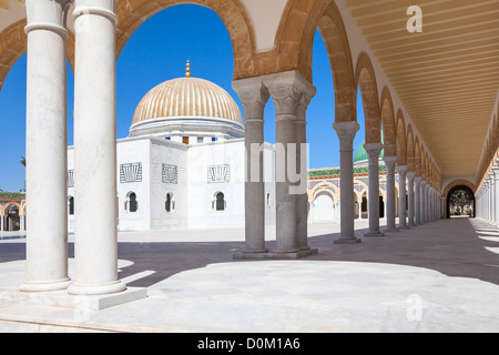 Dettagli degli esterni del cortile del primo presidente tunisino Habib Bourguiba a Monastir, Tunisia, Africa. Cortile interno Foto Stock