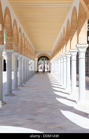 Dettagli degli esterni del cortile del primo presidente tunisino Habib Bourguiba a Monastir, Tunisia, Africa. Archi lungo il corridoio Foto Stock