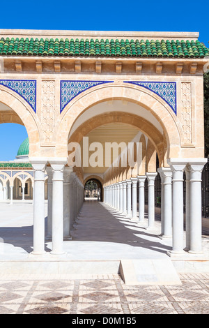 Dettagli degli esterni del cortile del primo presidente tunisino Habib Bourguiba a Monastir, Tunisia, Africa. Archi lungo il corridoio Foto Stock