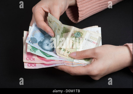 La femmina mano azienda yuan cinese banconote Foto Stock